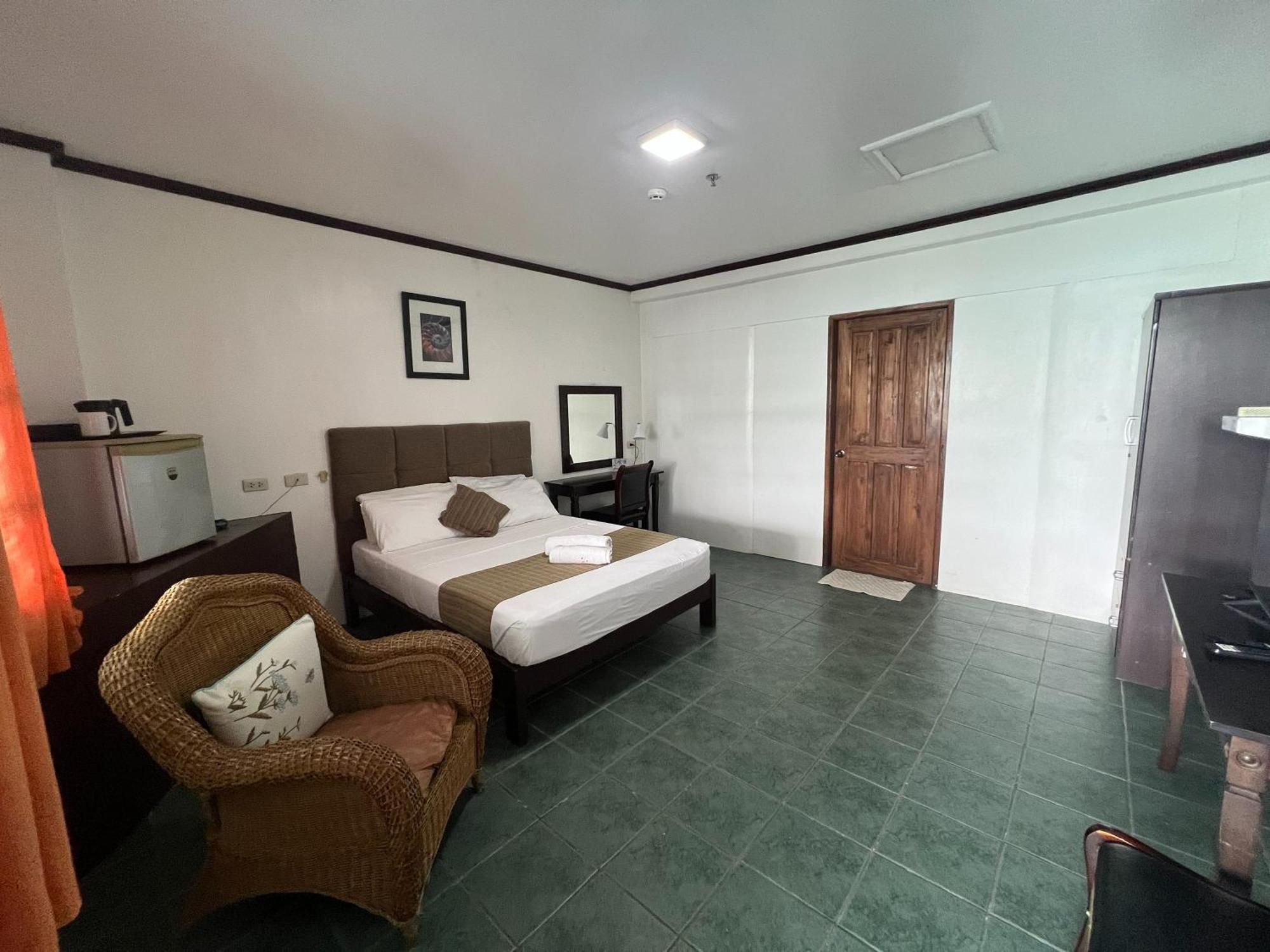 Subiza Beach Resort Olongapo Bagian luar foto