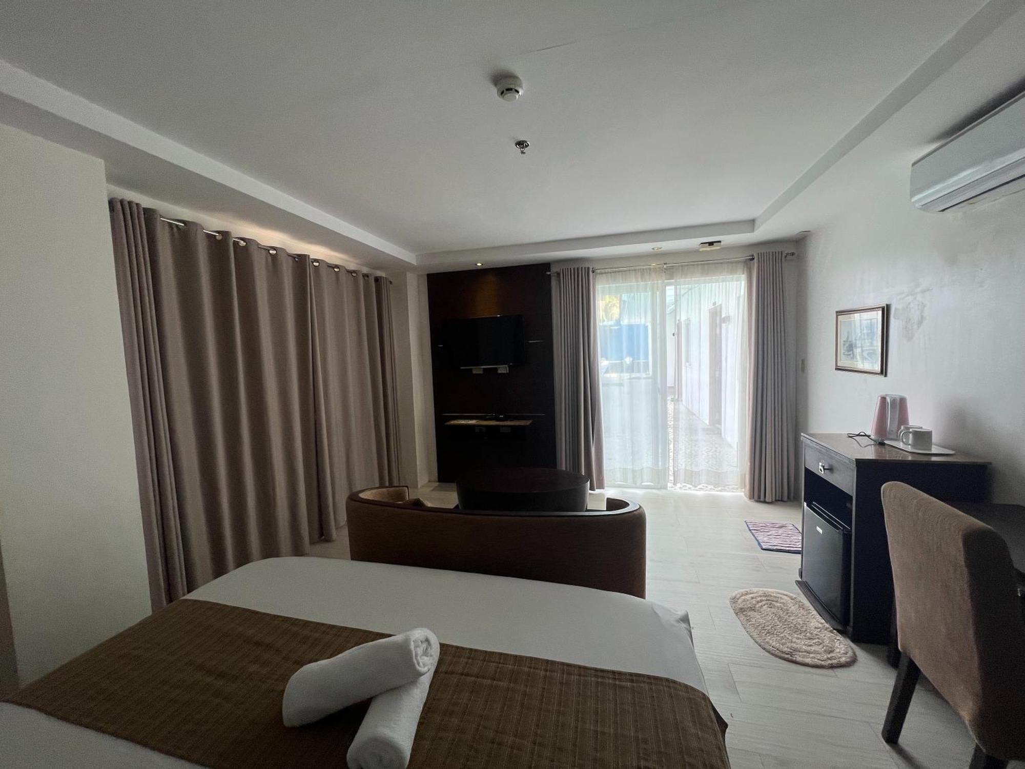 Subiza Beach Resort Olongapo Bagian luar foto